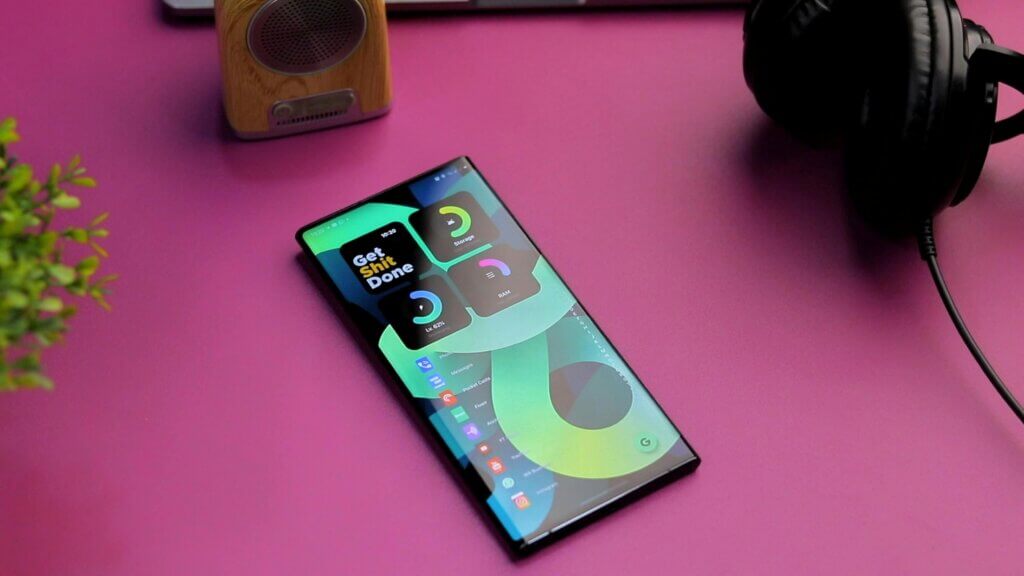 Un smartphone reconditionné posé sur une table