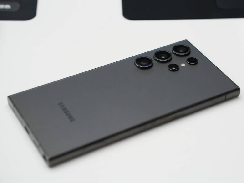 Smartphone Samsung reconditionné posé sur une table blanche