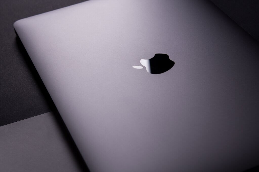 un macbook air reconditionné gris, posé sur une table