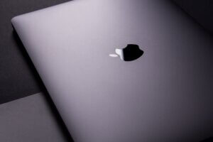 un macbook air reconditionné gris, posé sur une table